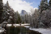 halfdome+river.fromSentinelBridge.25mm.landsc.good.KI8Q3269.jpg (192371 bytes)
